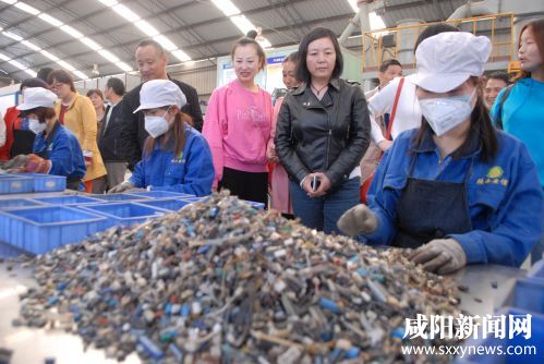 市民参观电子废弃物处置流程