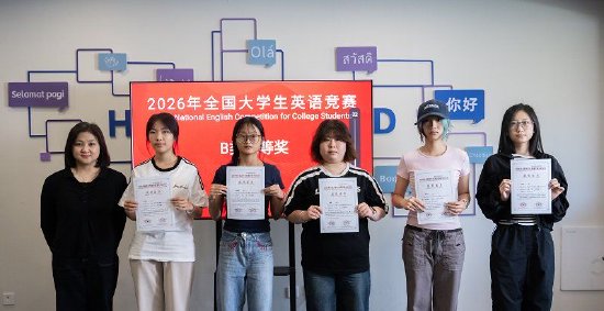刘岳勤老师为B类三等奖获得者颁发证书