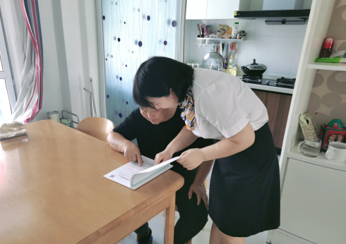 滁州分公司客服中心工作人员上门为老年客户讲解保险条款