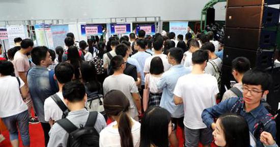 西安的首场招聘会场面火爆。