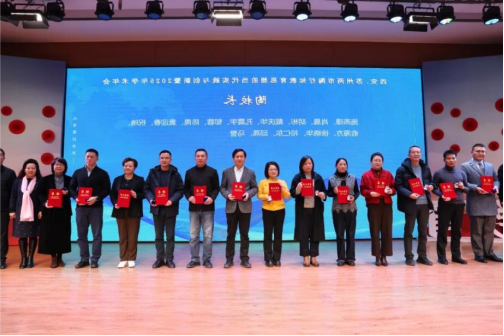 西安市教科院解慧明院长、訾艳阳会长为西安苏州两市陶研会代表校长佩戴“陶校长”徽标和证书