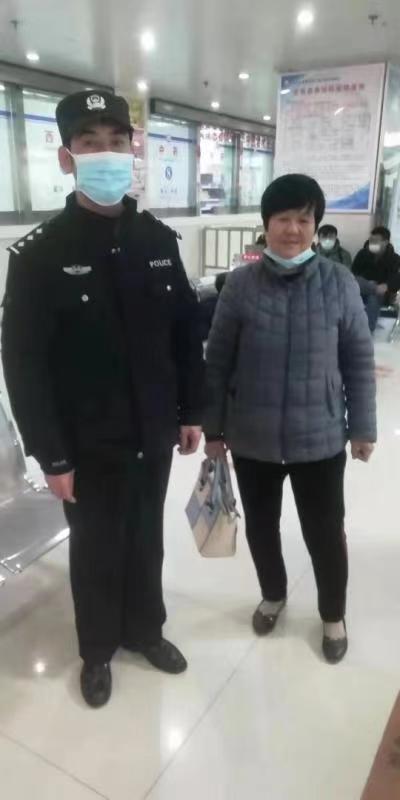 警务室人员和赵女士合影