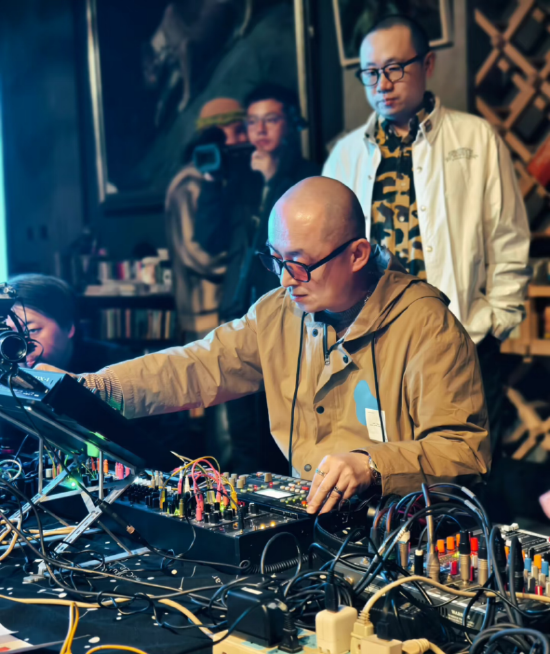 黑撒乐队王大治实拍图