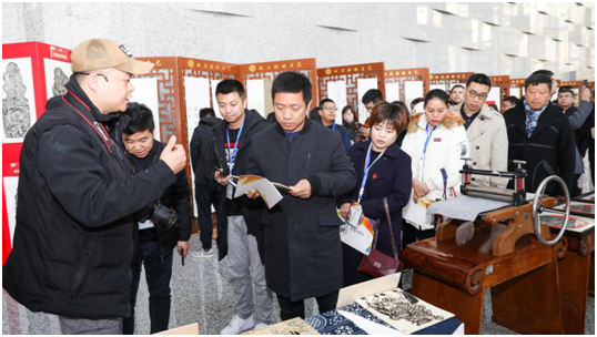 (代表参观高新区中小学艺术节美术展)