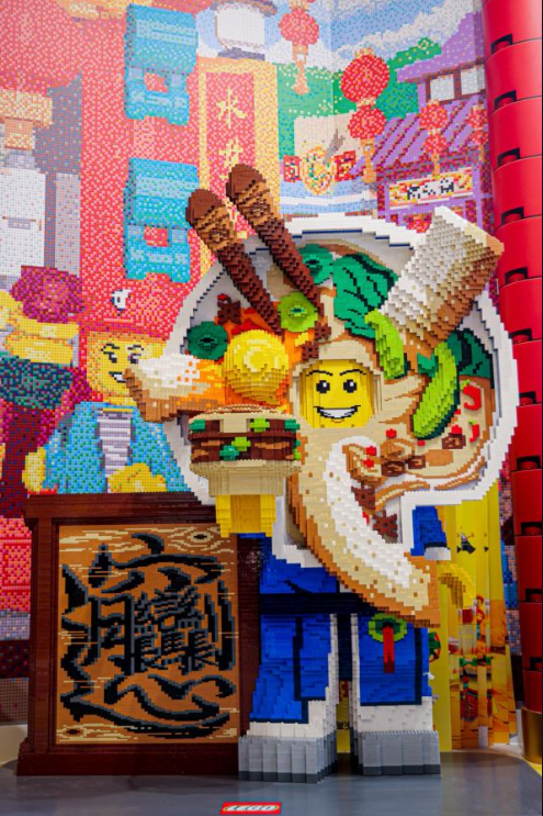 门店巧妙地融合了西安当地文化元素,为消费者带来独特且沉浸式的体验