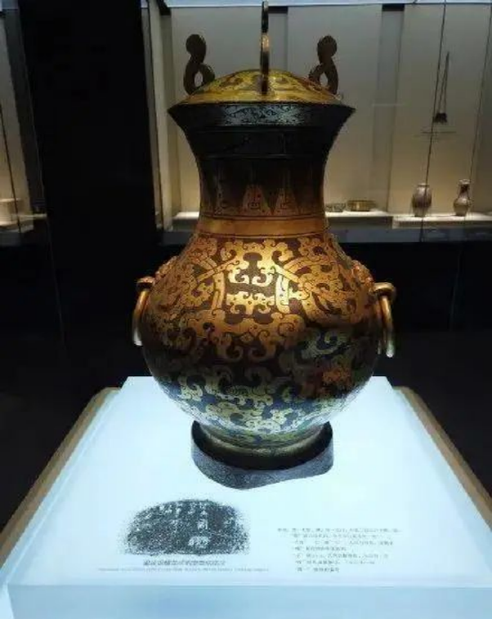 西汉时期鎏金银蟠龙纹铜壶