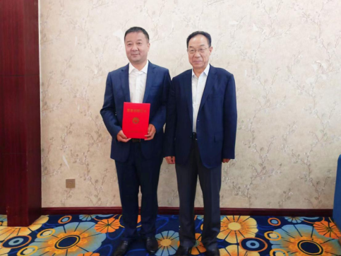 合影（左：陕西柳林酒业集团董事长付小铜，右：中华慈善总会会长宫蒲光）