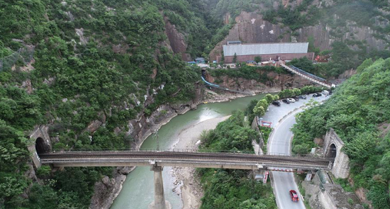 宝成铁路灵官峡段改线后与改线前的路线,近处为改线后的隧道桥梁路线,远处为利用废弃隧道路线打造的灵官峡景区