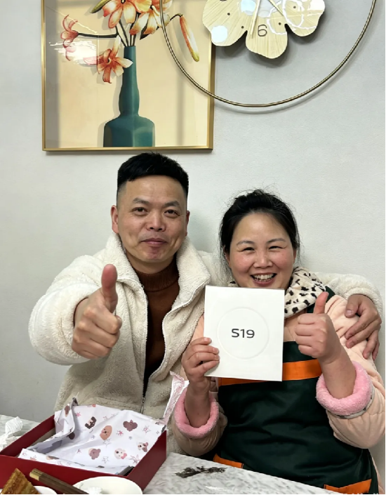 卢贝妮父母收到孩子的心意