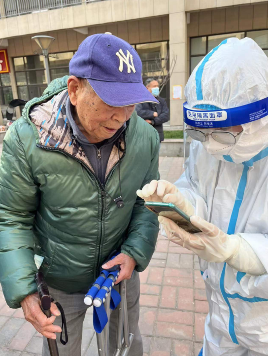 靳娟娟在现场帮助老人操作手机