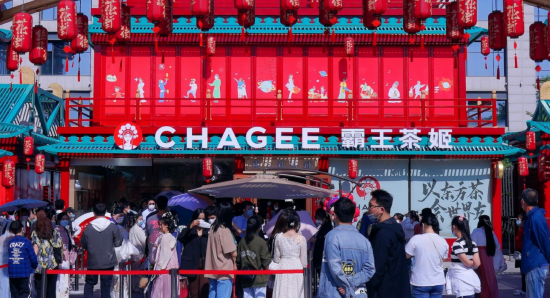 霸王茶姬西安首店与大唐不夜城国风建筑融为一体