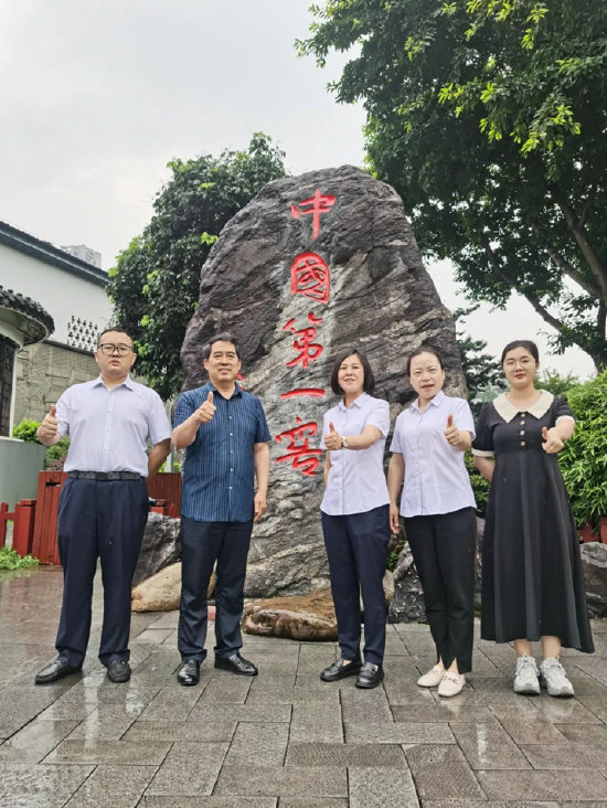 在泸州老窖“中国第一窖”石刻前打卡留念