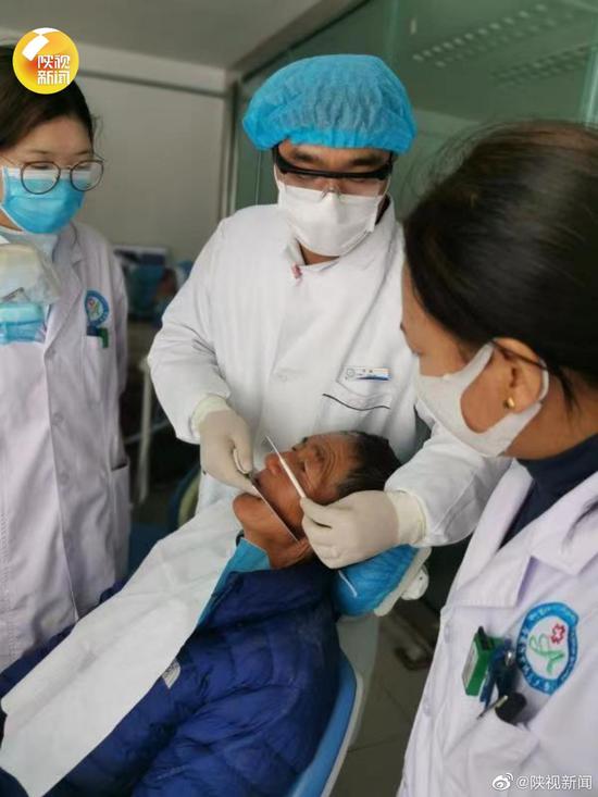 牛林教授对老人口腔情况仔细检查后发现,最大的难点在于假牙就要依靠吸附力产生良好的固位,而吸附力的产生与气压有密切的关系。