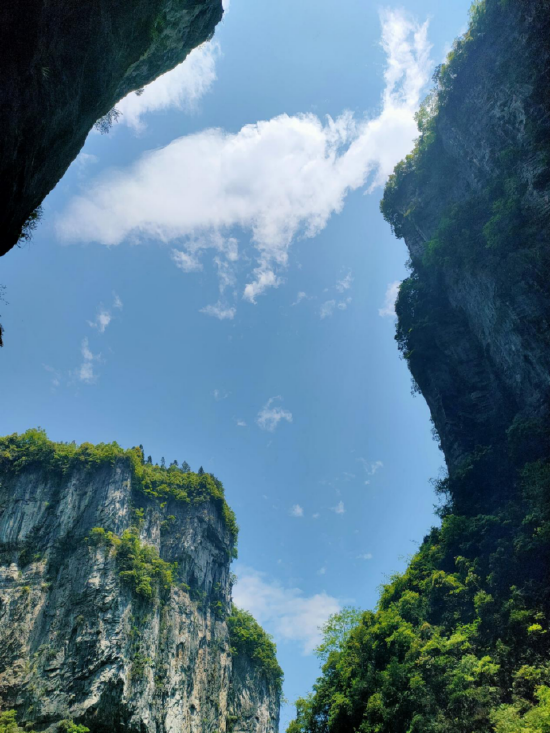 蓝天白云下的天坑
