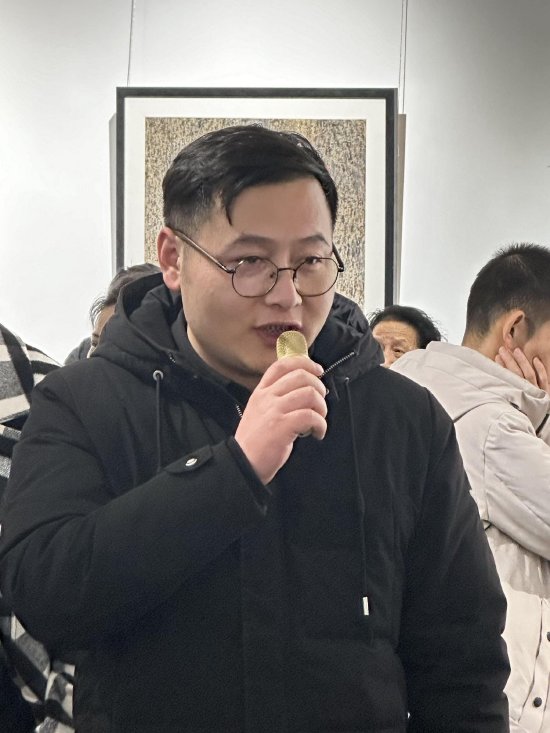 参展画家代表阿斗发言