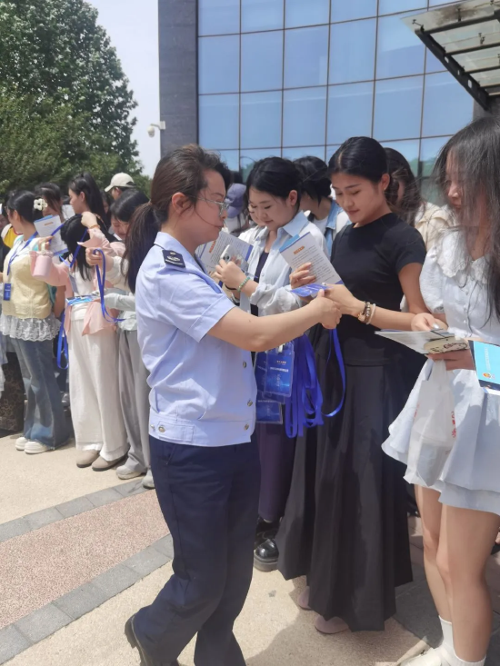 大数据与会计专业学生前往西安港务区税务大厅实践