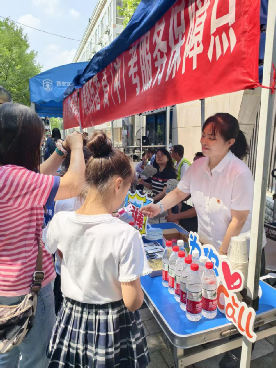 西安银行工作人员为陪考家长提供休息场所