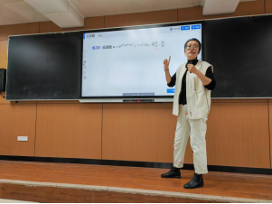 苏佳琳老师给学生讲解问题
