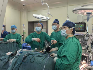 泌尿外科曾津教授成功实施经腹腹腔镜马蹄肾取肾手术