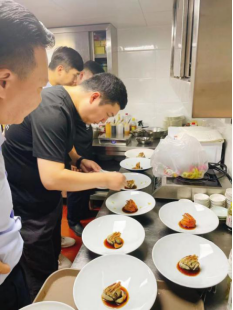 chef杨在指导厨师做菜