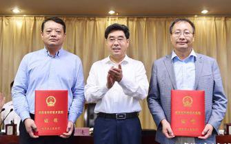 岳亮為科學技術獎勵大會獲獎者頒獎