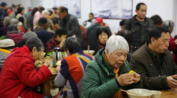 西安一敬老互助中心 老人免费吃午餐