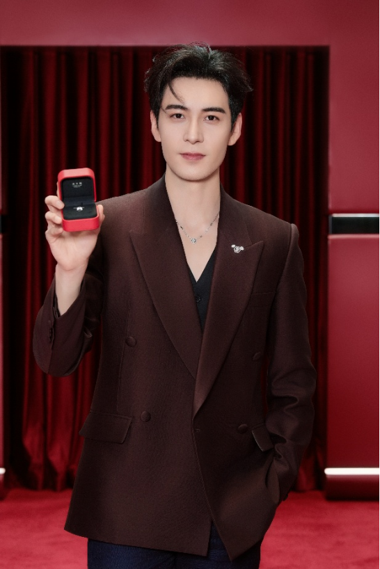 图： 陈星旭专属 T·MARK 钻石印记定制项链