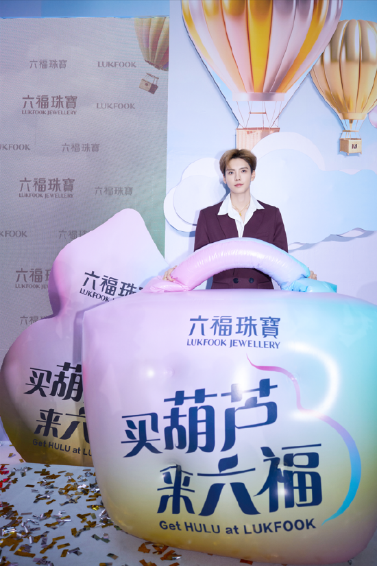 图:毕雯珺与炫彩版“显眼包”合影