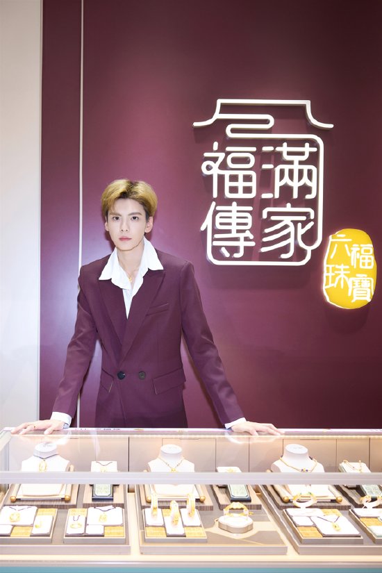 图:毕雯珺开启探店模式,Fun享珠宝的绮丽光影
