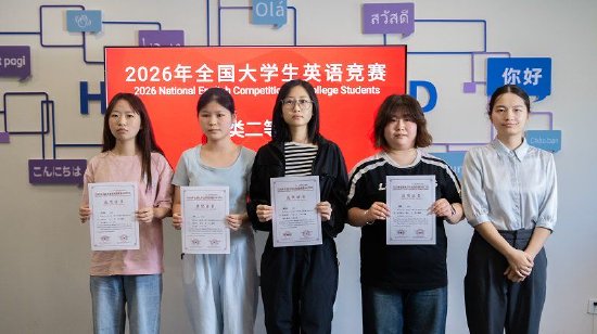 冯嘉文老师为B类二等奖获得者颁发证书
