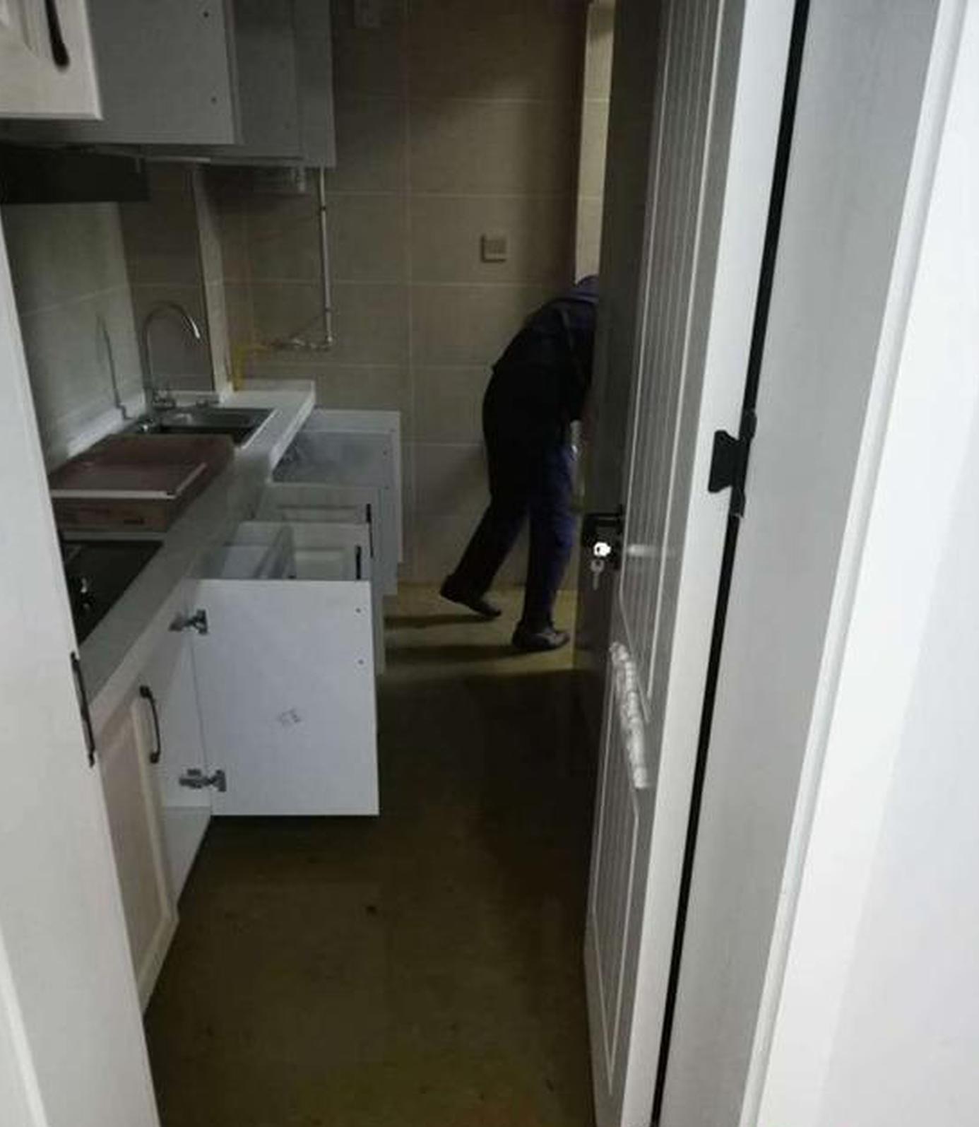 长安业主刚装修的新房还未住 污水倒流酸臭味扑鼻