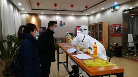 圖為西安市未央?yún)^(qū)某指定酒店工作人員