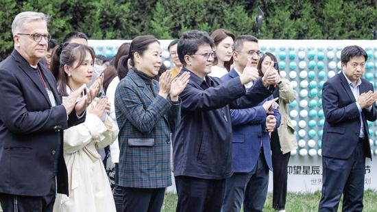 西安欧亚学院校长刘瑾、党委书记于孟晨、副校长张军宏、艾德艺术设计学院院长Tony Brown等出席仪式