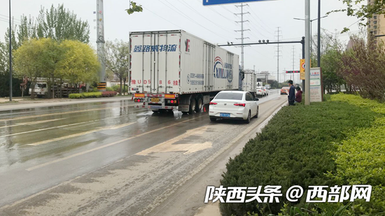 网友反映渭南一公交站设置不合理存安全隐患。