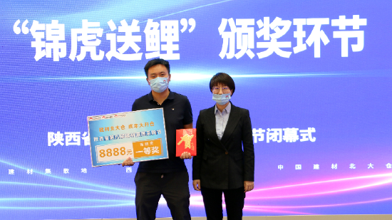 公司总经理助理纪娟（右1）为惠民先锋代表授牌