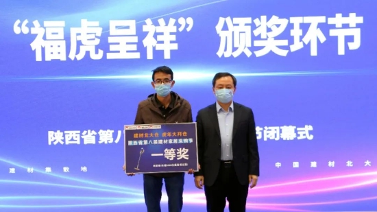 执行董事兼公司总经理孙江桥（右1）为两联单一等奖获得者颁奖