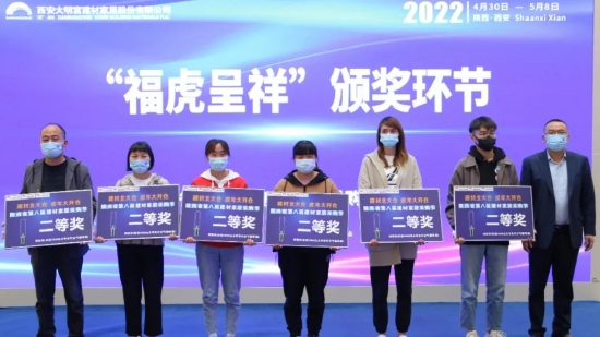 公司副总经理牟立（右1）为两联单二等奖获奖代表颁奖