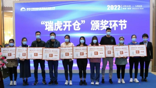 公司副总经理牛婕（右1）为瑞虎银池二等奖获奖商户颁奖