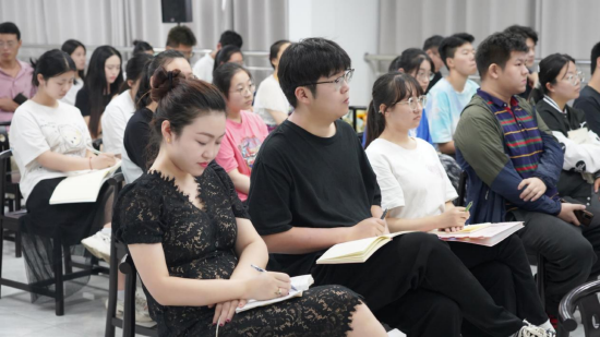 认真聆听、记录