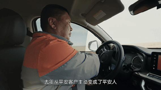 格日乐和王靖驾车寻找骆驼