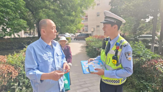 图|社区联合交警给居民们做安全宣传