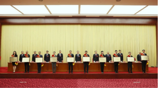四叶草安全作为“先进集体”代表之一 现场接受颁奖