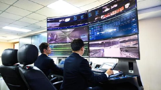 图为 百米井上智能太空舱内，两名工作人员值守作业。