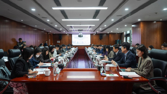 图：媒体采访团调研中国人寿数智金融赋能民生保障情况