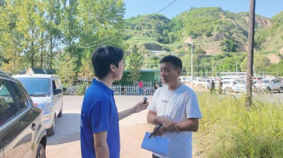 图为实践队员采访吴起县南沟村党支部书记匡晓峰。黄翰林供图