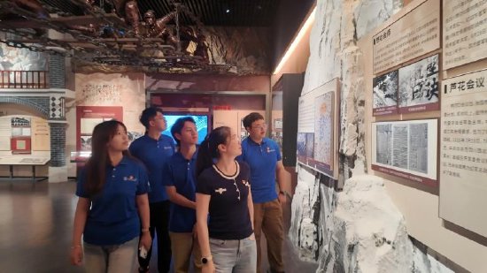 图为实践队员参观中央红军长征胜利展馆 黄翰林供图