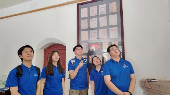 图为西安交通大学学生微宣讲团社会实践队于杨家岭中共中央办公厅旧址齐声合唱《东方红》。黄翰林供图