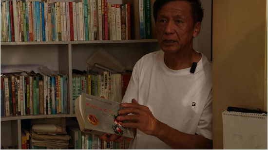 图为苦果老师介绍书籍 徐蕾 摄