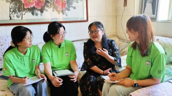 图为实践团成员采访姜兰芳老师 白佳鑫 摄