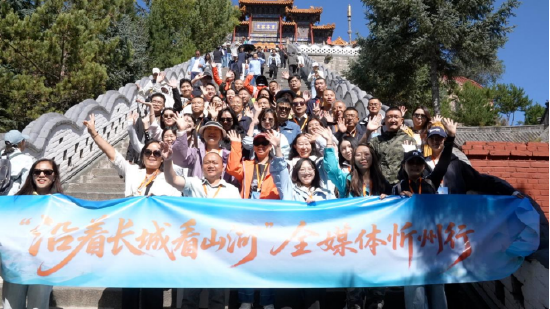 嘉宾在五台山合影留念